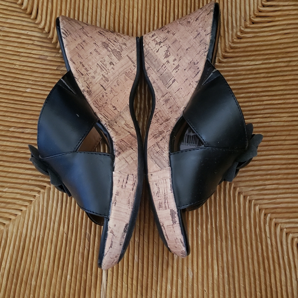 Black Rose Wedge